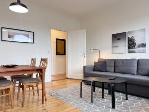 ein Wohnzimmer mit einem Sofa und einem Tisch in der Unterkunft One Bedroom Apartment In Glostrup, Tranemosevej 1, in Glostrup