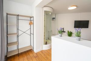 TV a/nebo společenská místnost v ubytování Ereta Rooms Habitaciones baño privado