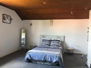 una camera con letto e soffitto in legno di CasaSavernoise O SONHO a Saverne
