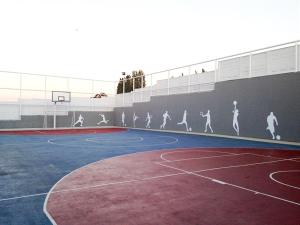 a mural of people playing basketball on a basketball court at Departamento Ipanema in Temuco