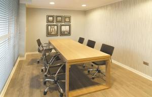 a conference room with a wooden table and chairs at Departamento Ipanema in Temuco +18 photos
