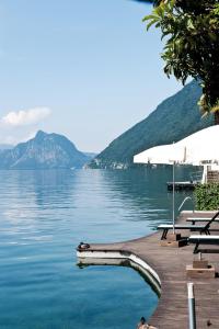 vista su una cassa d'acqua con un molo di Hotel Stella D'Italia a Valsolda