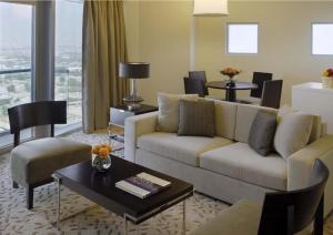 Westminster Dubai Mall في دبي: غرفة معيشة مع أريكة وطاولة