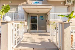 - une entrée pour un bâtiment avec une porte blanche dans l'établissement Del Mar Apartments II, à Agia Triada 12 autres photos