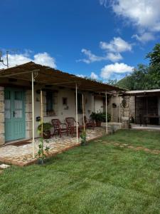 a house with a green door and a yard at Graziosa stanza campidanese Su segundu in Oristano