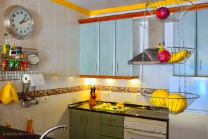 a kitchen with two baskets of fruit on the counter at Komfortable Ferienwohnung erste Strandreihe Playa Burriana in Nerja