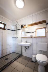 La salle de bains est pourvue de toilettes et d'un lavabo. dans l'établissement Gutshof Bastorf, à Kühlungsborn