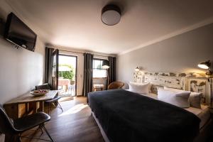 屈赫隆斯博爾恩的住宿－巴特多布蘭莊園酒店，酒店客房带一张床、一张桌子和椅子