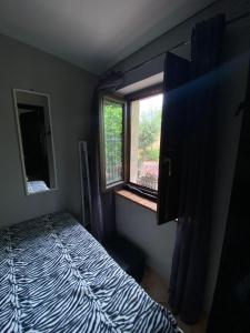 niewielka sypialnia z łóżkiem i oknem w obiekcie Eden Apartment Cervinara w mieście Rotondi