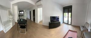 ein Wohnzimmer mit einem TV und einem Sofa in der Unterkunft Mars Suites Porras in Madrid