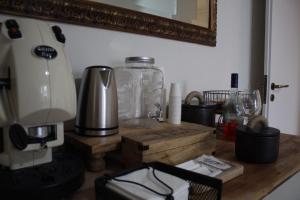 encimera de cocina con cafetera y licuadora en Camera di Luna Estate, en San Cesario di Lecce