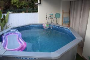 una piscina con un juguete en el medio en Camera di Luna Estate, en San Cesario di Lecce