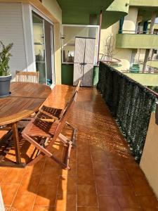 eine Terrasse mit einem Tisch und Stühlen auf dem Balkon in der Unterkunft Apartamento Vacacional en Platja D'Aro in S'Agaró