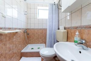 un bagno con un water e un lavandino di Apartments Luci a Rab Altre 31 foto