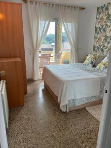 1 dormitorio con cama y ventana grande en Apartamento Vacacional en Platja D'Aro, en S'Agaró