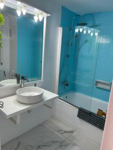 y baño con lavabo, ducha y bañera. en Apartamento Vacacional en Platja D'Aro, en S'Agaró