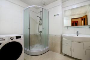 y baño con ducha y lavamanos. en 2 Bedroom Apartment on Tumanyan street en Ereván