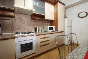 y cocina con fogones y microondas. en 2 Bedroom Apartment on Tumanyan street en Ereván