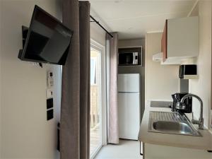Kuchyň nebo kuchyňský kout v ubytování Camping La Clape Village