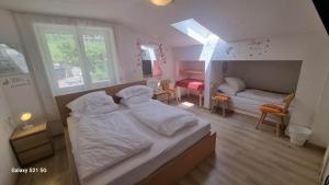 Laimerhof في ريفانو: غرفة نوم صغيرة بسريرين وغرفة بها سرير نقّال