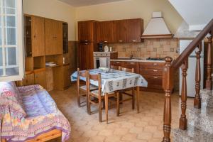 a kitchen with a table and chairs in a room at Casa a Modolo - Francesca in Modolo