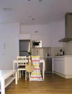 Kuchyň nebo kuchyňský kout v ubytování Apartamentos Santa María 15