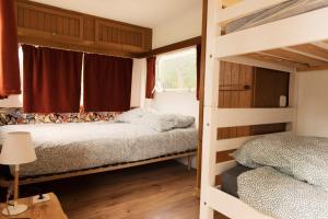Aparra Surfcamp Auberge Saint-Jean-de-Luz客房内的一张或多张床位
