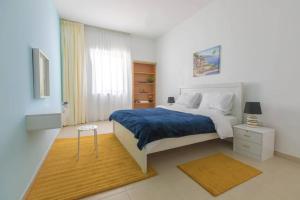 Postel nebo postele na pokoji v ubytování LOVELY 3 Bedroom Apartment Beach Front (City View)