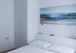 a bedroom with a bed and a tv on a wall at ATMOSPHERE 2 CENTRALE, VISTA MARE, con parcheggio in Riccione