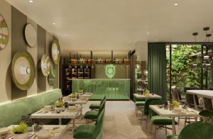 un restaurante con mesas blancas y sillas verdes en Belle Marivent Mediterranean Petit Hotel, en Palma de Mallorca