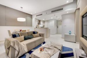 Posezení v ubytování Manzil - Cozy 2BR Apartment near Downtown Dubai