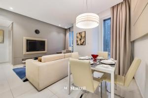 Posezení v ubytování Manzil - Cozy 2BR Apartment near Downtown Dubai