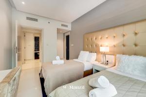 Postel nebo postele na pokoji v ubytování Manzil - Cozy 2BR Apartment near Downtown Dubai