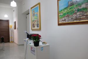 ein Wartezimmer mit einer Topfpflanze auf einer Theke in der Unterkunft B&B ANNUNZIATA- Nel centro di Cosenza,vicino all' Ospedale Civile di Cosenza e alla Clinica Scarnati,con facilita' di parcheggio e servizi in Cosenza