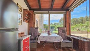eine Küche mit einem Tisch und Stühlen sowie einem Fenster in der Unterkunft Apartment Alba in Brtonigla