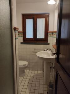 een badkamer met een toilet en een wastafel bij La Casa di Clo in Catania