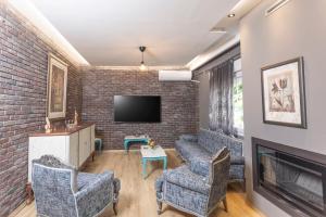 uma sala de estar com uma parede de tijolos em Joene Vintage Apartment em Tessalônica