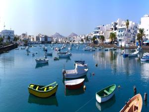 un gruppo di barche sono ormeggiate in un porto di Las 3 Palmeras de Arrecife ad Arrecife