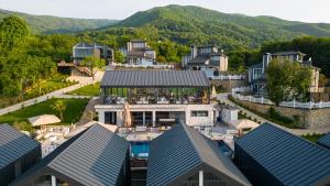 eine Luftansicht eines Hauses mit Bergen im Hintergrund in der Unterkunft Alya Kartepe Villa Hotel in Kocaeli