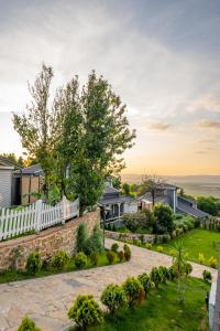 une maison avec une clôture blanche et une cour dans l'établissement Alya Kartepe Villa Hotel, à Kocaeli