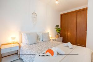 Postel nebo postele na pokoji v ubytování #083 Balcony with AC, Garden View 5min Beach + 46 fotografií