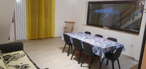 a room with a table and chairs and a television at La casa di mare in Silvi Marina
