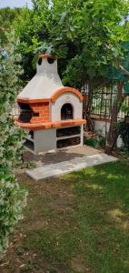 an outdoor brick oven sitting in a yard at La casa di mare in Silvi Marina
