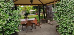 patio con tavolo e sedie sotto un gazebo di La casa di mare a Silvi Marina