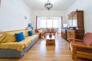 ein Wohnzimmer mit einem Sofa und einem Tisch in der Unterkunft 165 - Casa Garibaldi Centro Chiavari, 400metri dal mare in Chiavari
