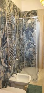 un bagno con doccia e WC di La casa di mare a Silvi Marina Altre 26 foto