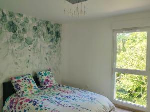 a bedroom with a bed and a window at Maison au Pegasus Bridge & Proche Plage in Bénouville