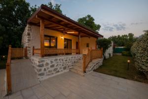 Casa con techo de madera y patio en Eroğlu Villas, en Fethiye