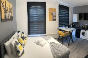 a living room with a couch and a dining room table at Modern Studio Oasis l 1Bed 1Bath l Central London in London