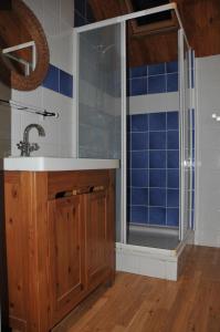 uma cozinha com um lavatório e uma janela em La Source du Broly em Soumagne